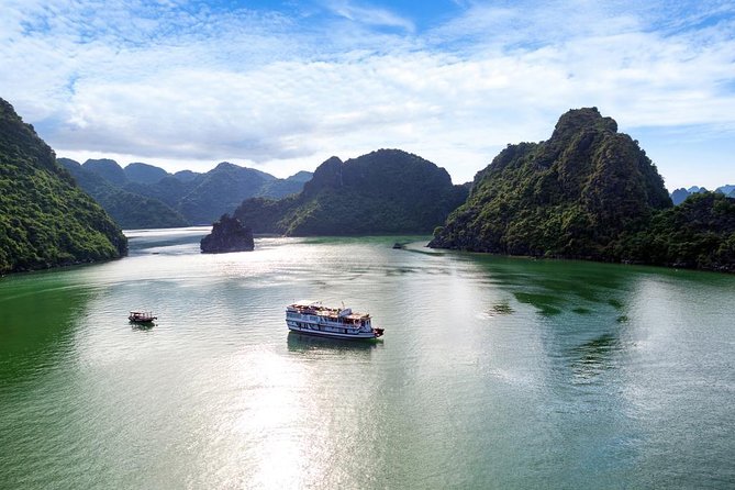 2-Day Explore Halong Bay On Cruise - Budget Cruise - Day 1: entering Halong Bay by boat