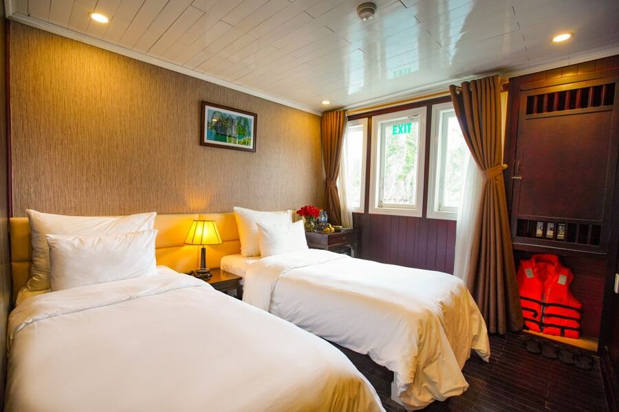 4-star Halong Paloma Cruise 2D1N Trip - Day 2: Tai Chi, Vung Vieng, and the pearl farm