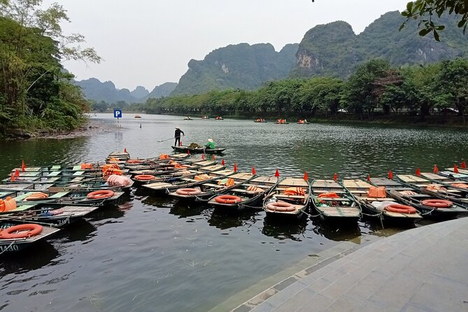 Bai Dinh, Trang An and Mua Cave Day Trip from Hanoi - Lunch at a local restaurant