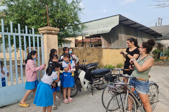 Bicycle Tour Through Peaceful Villages - Guides who explain Vietnam beyond the postcard