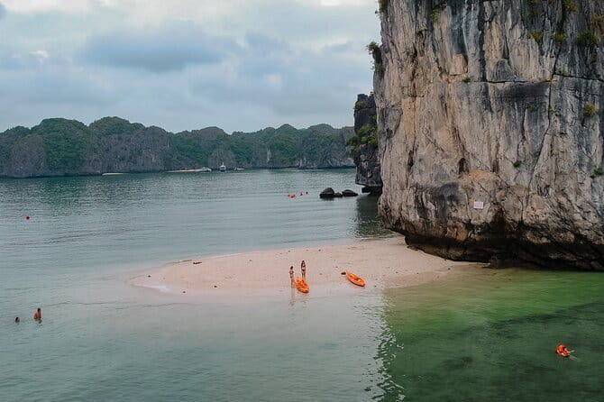 Bus Cat Ba island to Ha Noi - Comfort, communication, and the human side