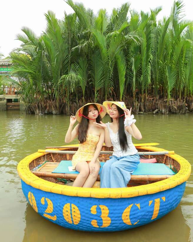 Coconut Boat Hoi An - Entering the Bảy Mẫu Coconut Forest