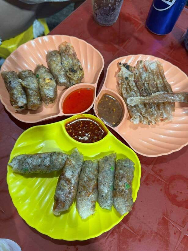 Da Nang City Street Food Private Tour With Local Students - Seafood, shared plates, and local eating habits
