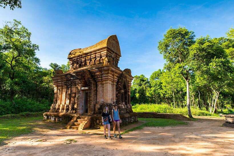 Da Nang: Full-day My Son Sanctuary And Hoi An Heritage Tour - Hoi An Market and the first look at town life