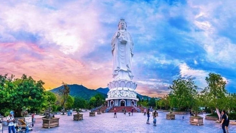 DaNang/HA: Lady Buddha, Marble Mountain & Am Phu Caves Tour - A light Da Nang meal: Quang noodles or banh xeo