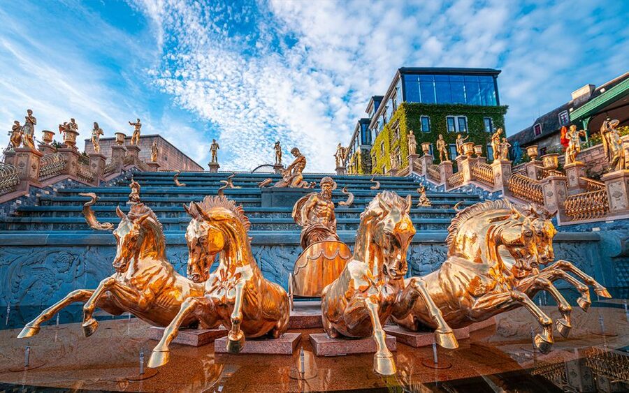 From Da Nang or Hoi An: Ba Na Hills Golden Bridge Tour - Weather, crowds, and what to wear