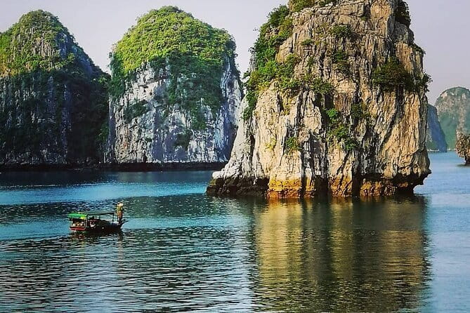 From Hanoi: 1-Day Halong 5-Star Cruises with Big & Small Groups - Lunch, afternoon tea, and music on the return cruise