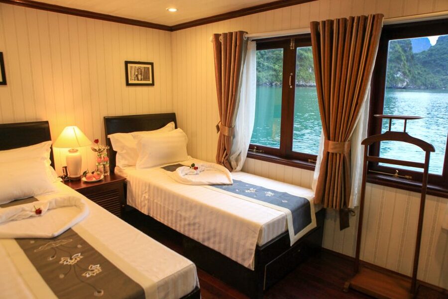 From Hanoi: 2-Day & 1 Night Halong Bay Tour - Dinner, squid fishing, and a night on the bay