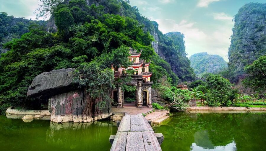 From Hanoi: 2-Day Ninh Binh Tour with Accommodation & Meals - Day two: market life and Bich Dong Pagoda
