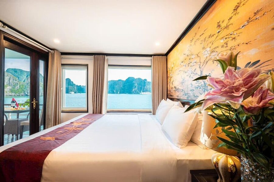 From Hanoi : 4-day Ninh Binh-Halong Bay Cruise with Balcony - Day 4: Sung Sot Cave and the return to Hanoi