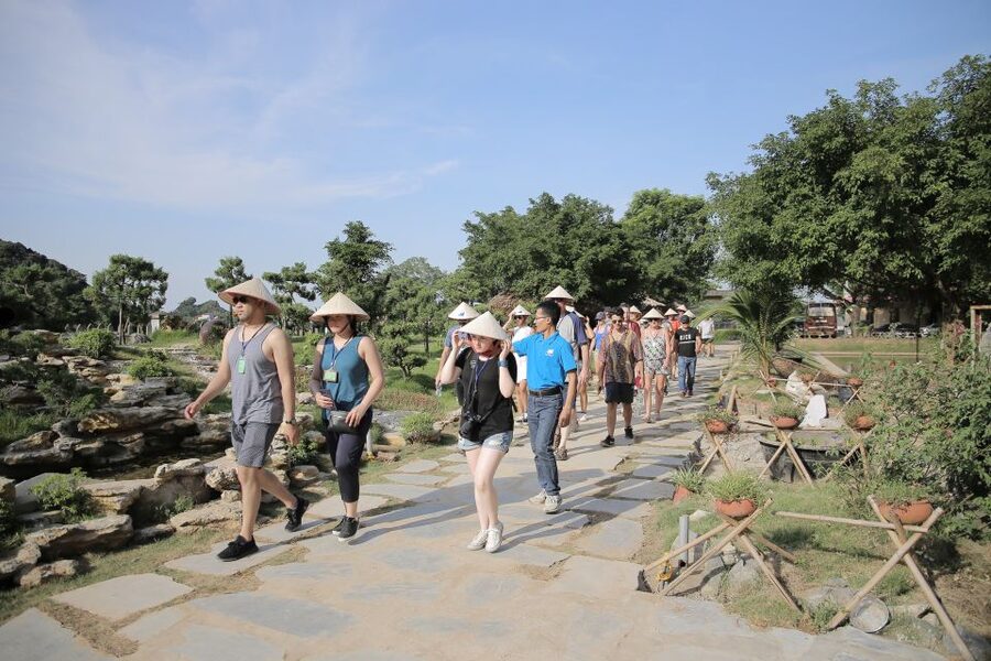 From Hanoi: Bai Dinh, Trang An, and Mua Cave Full-Day Tour - Vietnamese lunch before the afternoon activities