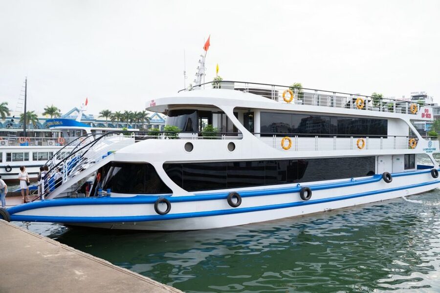 From Hanoi: Ha Long Bay Luxury Cruise Day Tour with Jacuzzi - Kayaking through the Luon Cave area