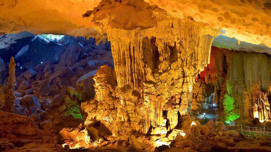 From Hanoi: Halong Bay 1 Day Trip Visit Cave, Island, Kayak - Lunch while the boat enters Halong Bay