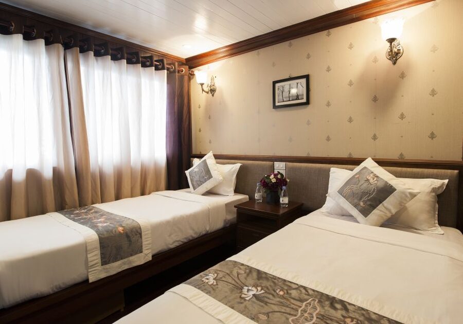 From Hanoi: Halong Explorer 3-Day Deluxe Cruise - Day one: Luon Cave and the climb at Titop Island