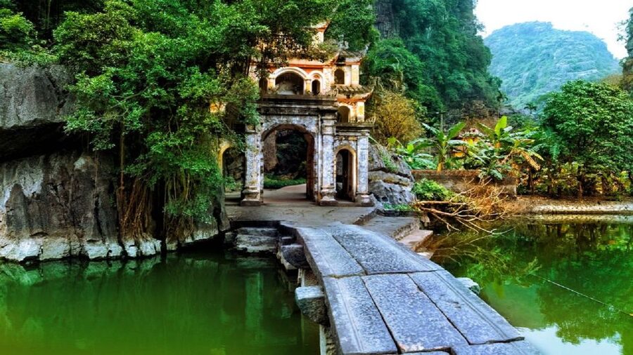 From Hanoi: Hoa Lu, Hang Mua Hike, Tam Coc Boat, and Lunch - The 500-step climb at Hang Mua