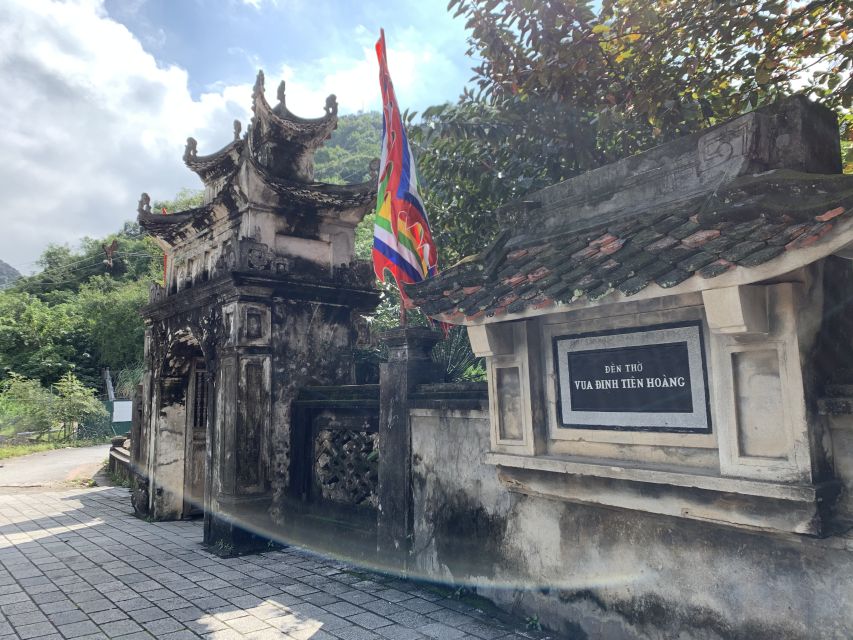 From Hanoi: Hoa Lu, Hang Mua Hike, Tam Coc Boat, and Lunch - Tam Coc by traditional sampan