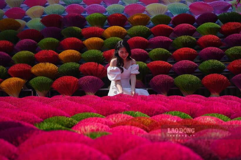 From Hanoi: Incense Village & Train Street Small Group Tour - Why this half-day pairing works