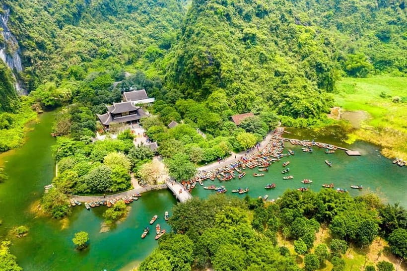 From Hanoi: Ninh Binh Boat Ride, Mua Cave Hike, Temple Visit - Lunch and the food break