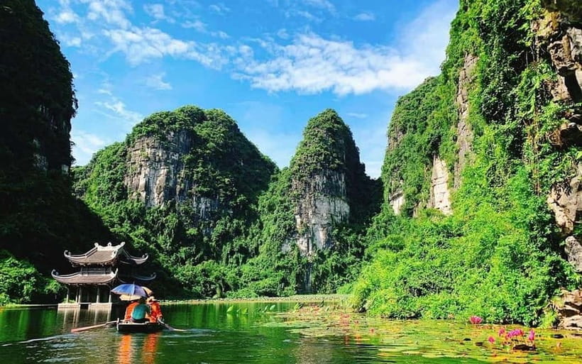 From Hanoi/NinhBinh: HoaLu-Bai Din- TrangAn- MuaCave-BichDon - Mua Cave and the 500-step climb