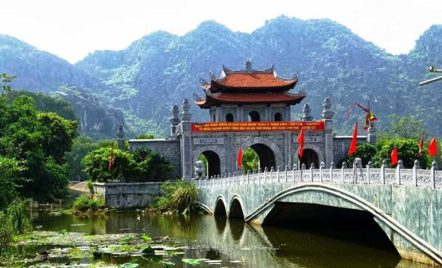 From Hanoi: Tam Coc Boat Trip and Hoa Lu & Mua Cave Tour - What the $43 price really covers