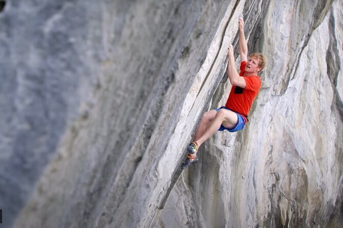 Full day deep water soloing - Kayaking in Cat Ba - Ha Long Bay. - Kayaking to Hồ Ba Hầm at around 3:30