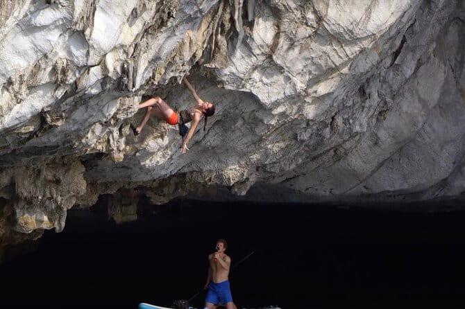 Full day deep water soloing - Kayaking in Cat Ba - Ha Long Bay. - Hòn Tay Kéo gives beginners a careful start