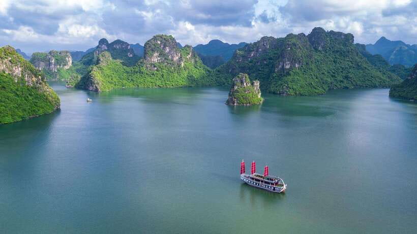 Ha Long Bay - Bai Tu Long Bay Luxury Boat Tour & Transfer - Cruising through Bai Tu Long Bay