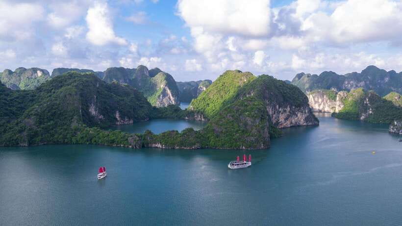 Ha Long Bay - Bai Tu Long Bay Luxury Boat Tour & Transfer - Sung Sot Cave and its stalactites
