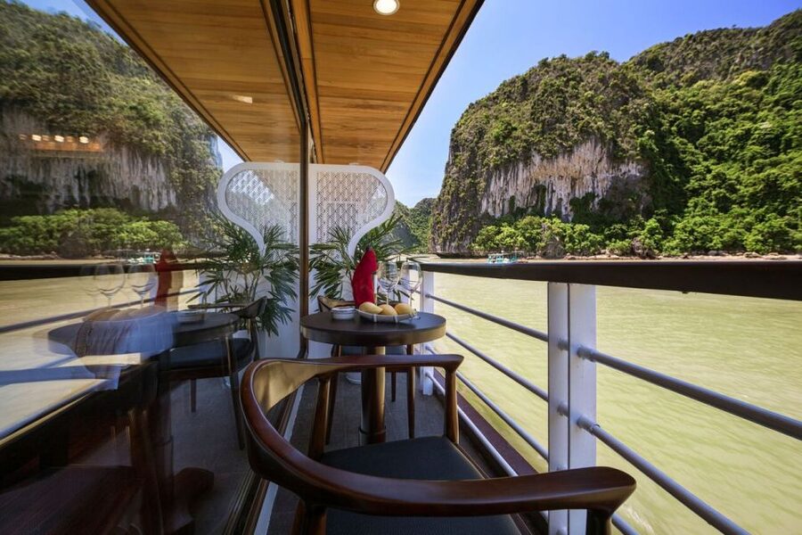 Ha Long & Lan Ha Bays: 2-Day Cruise with Meals & Kayaking - Dinner, squid fishing, and the question of quiet
