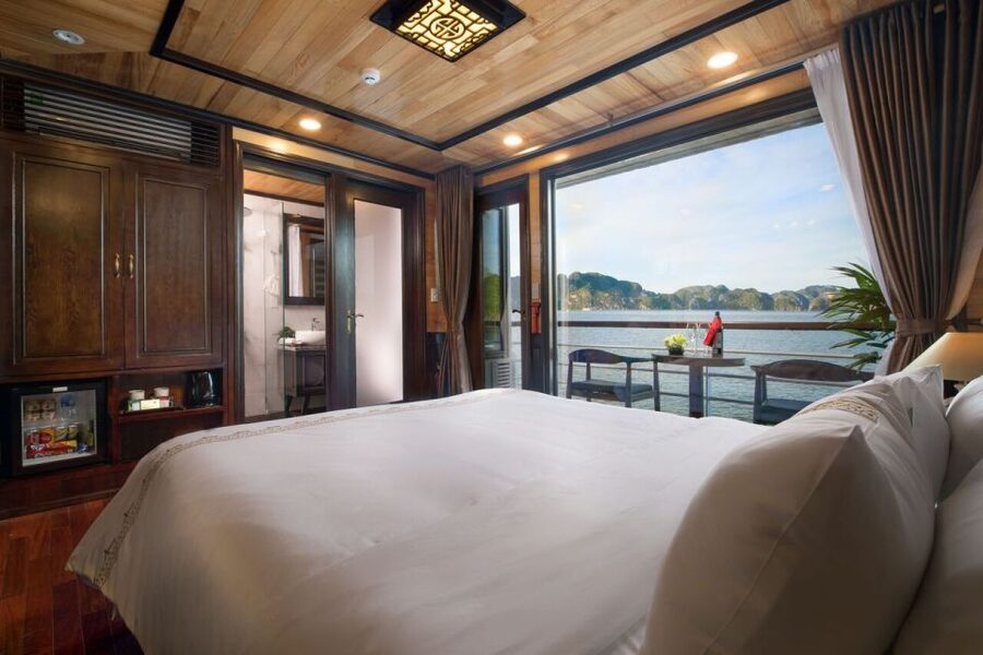 Ha Long & Lan Ha Bays: 2-Day Cruise with Meals & Kayaking - Guides who make the schedule work