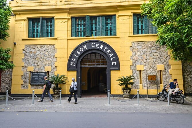 Ha Noi City Day Tour - Lunch brings pho, banh mi, and egg coffee