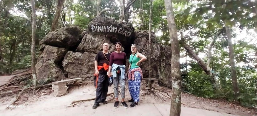 Half Day Hiking to Cat Ba National Park with a Guide - A quiet stop at Chua Linh Quang Pagoda