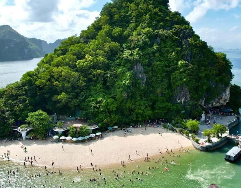Halong 6 Hours Cruise: Kayak, Cave, Lunch, Beach & Island - Lunch with limestone peaks outside the window
