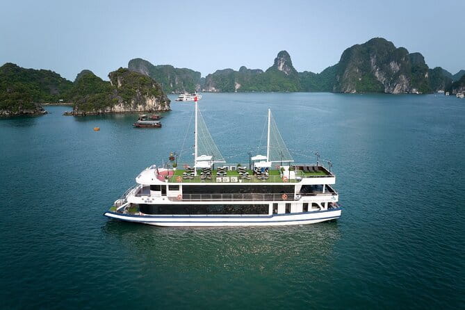 Halong bay 4 hours boat tour from Halong city with 2 caves, kayak - Ba Hang lagoon: choose a kayak or bamboo boat