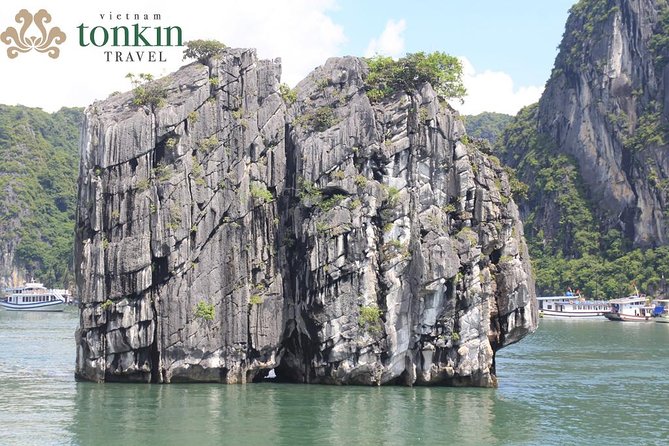 Halong bay deluxe cruise 2 days/ 1 night: kayaking, titop island, surprise cave - Kayaking Through Quiet Lagoons