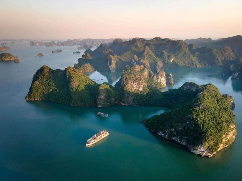 Halong Bay Luxury Cruise: Kayak&Swim,Cave, Party BEST SELLER - A buffet lunch while the limestone islands pass by