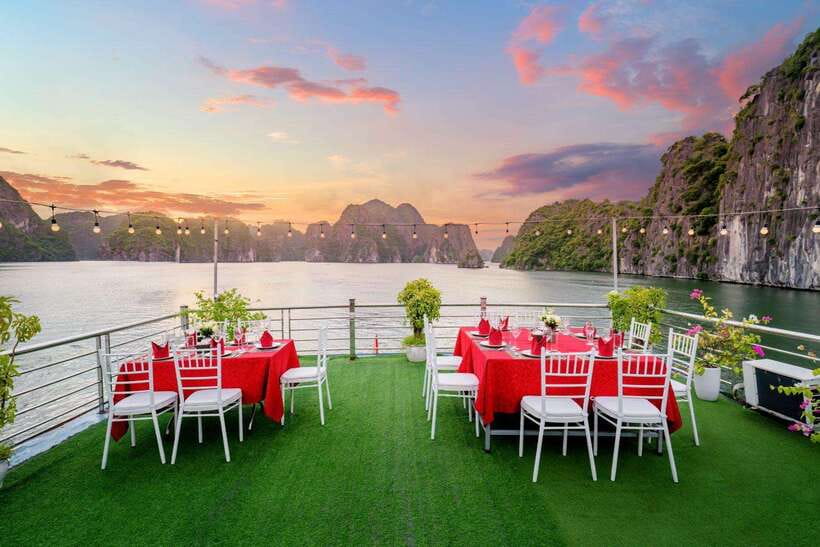 Hanoi: 2-Day Ha Long and Lan Ha Bay Cruise with Kayaking - Day one: lunch, kayaking, and Three Peaches Islet