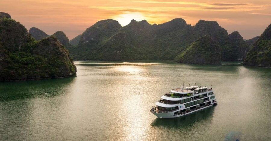 Hanoi: 3-Day Ha Long/Lan Ha Bay Cruise with Private Balcony - Day One: Ao Ech, Limestone Islets, and Sunset on Deck