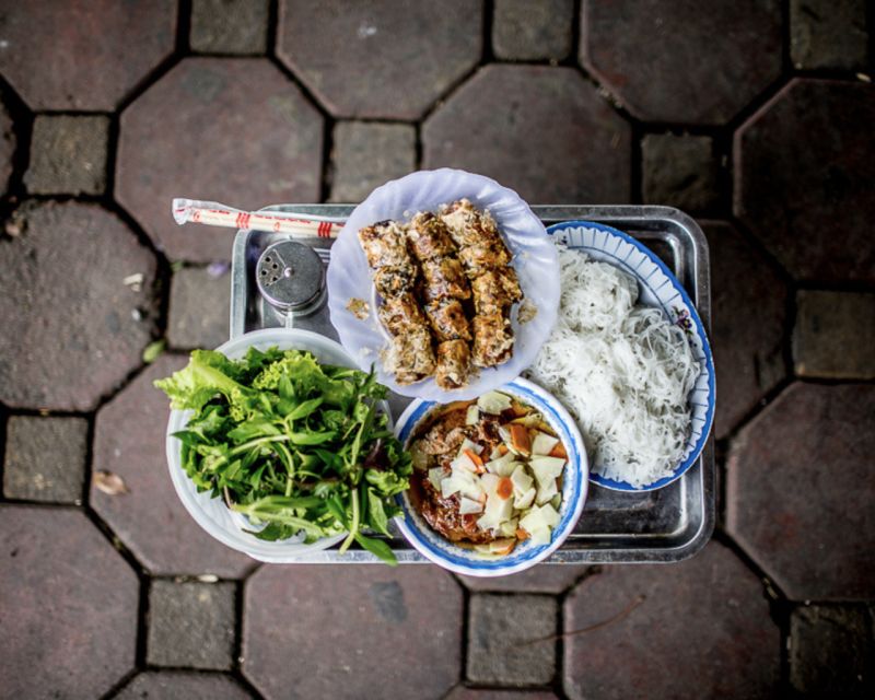 Hanoi: 7 Tastings Street Food Tour with Train Street - Why this food tour works on your first Hanoi night