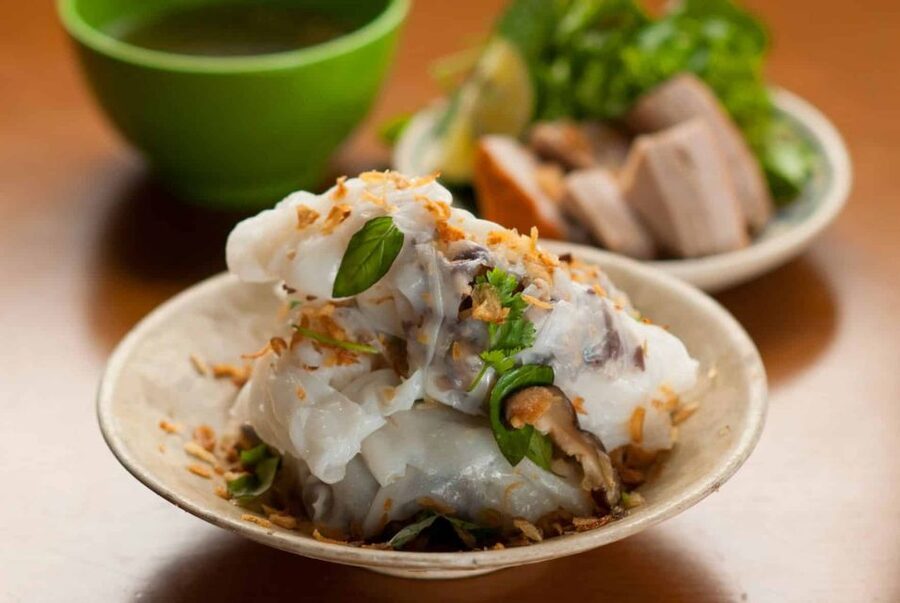 Hanoi: 7 Tastings Street Food Tour with Train Street - Desserts finish with che or egg coffee