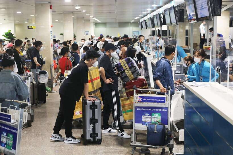 Hanoi Airport: Premium Fast Track Immigration Assistance - Luggage claim and customs without the guesswork