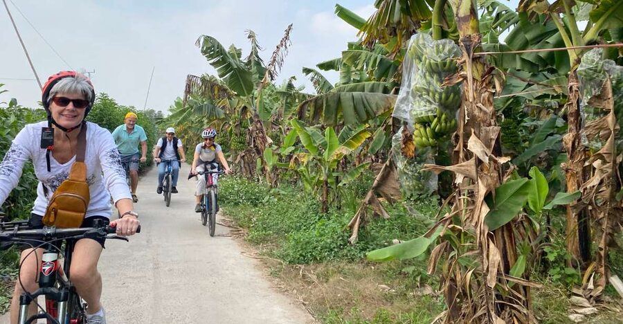 Hanoi: Bike Tour Through Hidden Gems and Banana Island - Lake Huu Tiep and the B-52 story
