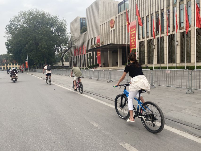 Hanoi: Bike Tour Through Hidden Gems and Banana Island - Train Street and the timing game