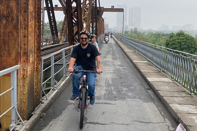 Hanoi City Bike Tour through Banana Island & Food Tasting - Huu Tiep Lake and the Downed B-52