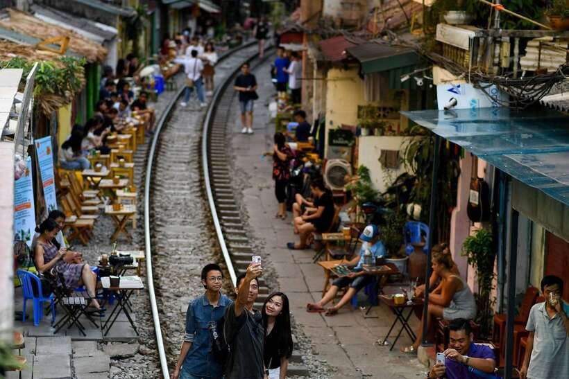 Hanoi: City Highlights Tour with Train Street & Hidden Gems - Tran Quoc Pagoda beside West Lake