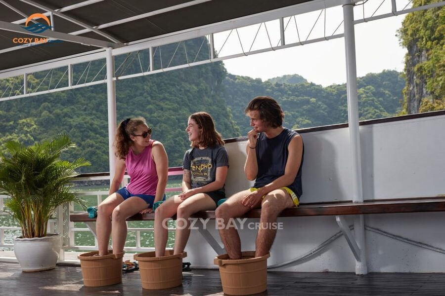 Hanoi: Cozy Halong Bay Overnight Cruise with Meals - Kayaking through the bay before checkout