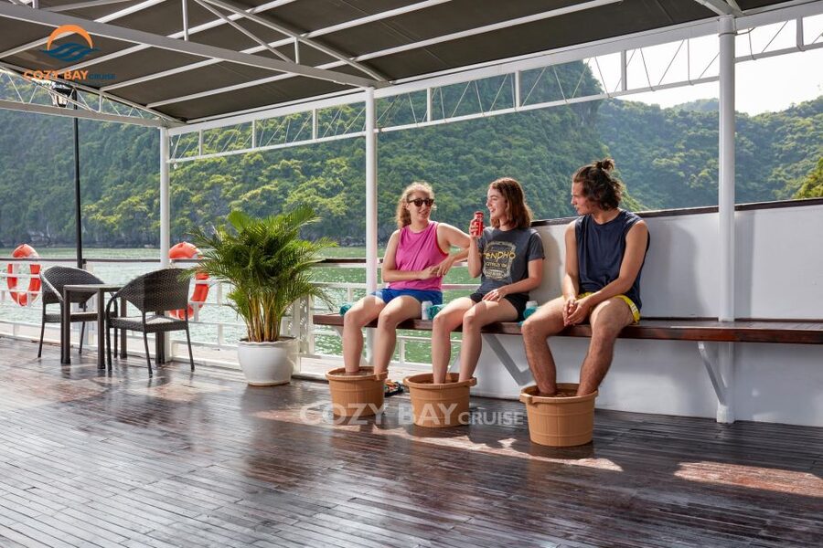 Hanoi: Cozy Halong Bay Overnight Cruise with Meals - Sung Sot Cave and its oversized rock formations
