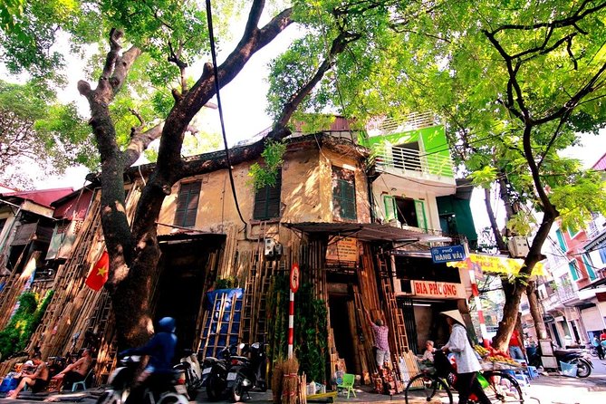 HANOI CULTURAL DISCOVERY TOUR ( "5 in 1" 4 hours - Special Package!) - Street Food Stops: The Best Part for Hungry Visitors