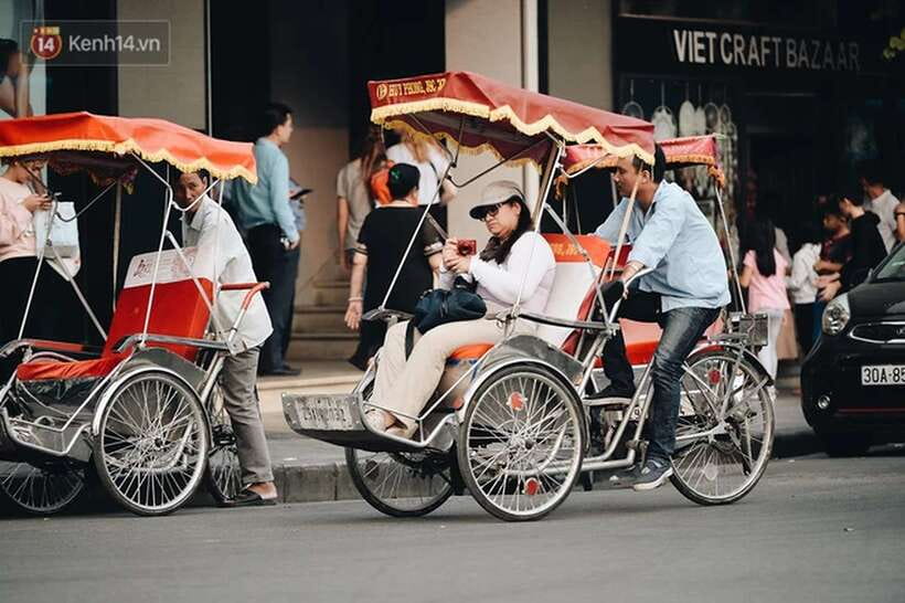 Hanoi: Cyclo the Old Quarter and Egg Coffee Tour - Old Quarter architecture, statues and local stories