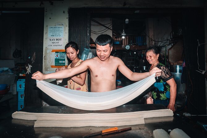 Hanoi Dawn Private Food Tour with 10+ Tastings - Meeting chef Duyen before sunrise